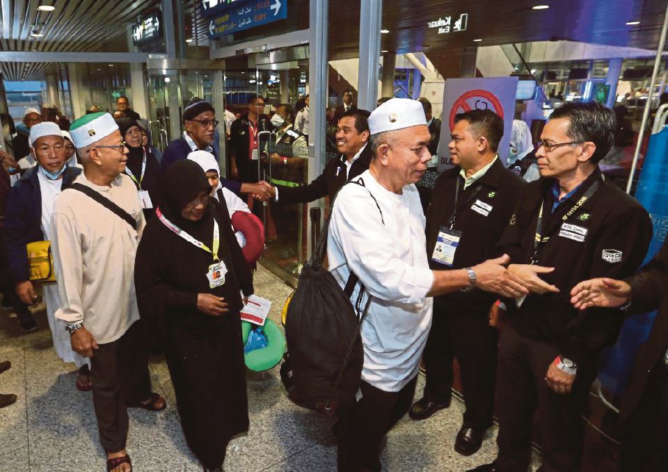 Kumpulan Pertama 479 Jemaah Haji Malaysia Tiba di KLIA - M-Update