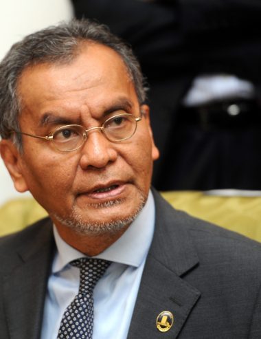 Kerajaan Pertimbang Bernarkan Rakyat Guna Akaun 2 KWSP Biaya Insurans Kesihatan