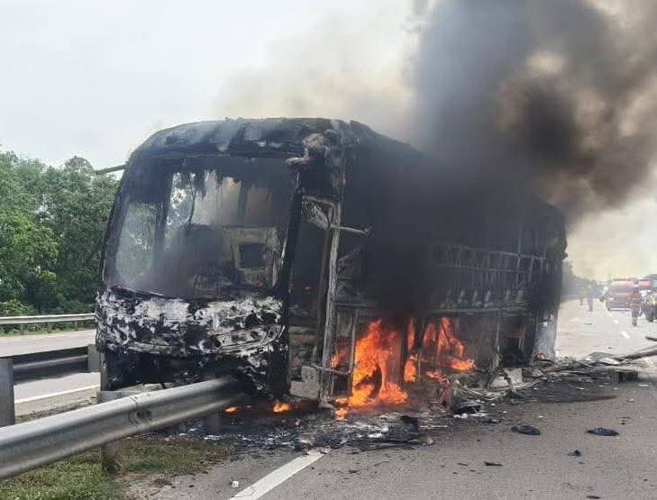 Bas Ekspres Terbakar Di Lebuhraya PLUS, 17 Penumpang Selamat